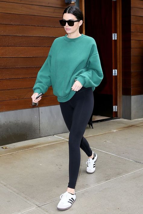 Kendall Jenner started wearing these black leggings years ago, and one editor has yet to find a pair that's more flattering. See and shop them here. How To Wear Sneakers, Leggings Outfit Casual, Cute Outfits With Leggings, Look Legging, Black Leggings Outfit, How To Wear Leggings, Fall Leggings, Party Kleidung, Kendall Jenner Outfits