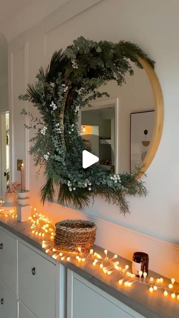 My House This Month on Instagram: "@littlehouseinlondon here with this amazing christmas hack by @the_house_acc for those of you that don’t have a mantel or just want to pretty up your mirror this festive season. Isn’t it fab? 

Robyn @the_house_acc says:
‘I don’t have a fireplace mantle and I’m always so envious of the gorgeous Christmas ones I see, so my half mirror display is my substitute 👆🏽All the Christmas smells as you walk through the door ‘😍👃🏻🌲🌿

Wreath was @hobbycrafthq 
Hooks @command 

#myhousethismonth 

#sharemystyle #interior125 #interior123 #inspire_me_home_decor #interior4all #rockmystyleblog #homeideas #fixerupper #doerupper #interiorblink #yourinteriorinspiration #paintedbrick #designmyspace #interiordesign #HomeDecor #myinspiringinterior @myinspiringinterior  #so Christmas Half Wreath, Christmas Decor For Round Mirror, Garland Over Round Mirror, Decorating A Mirror For Christmas, Christmas Mirror Decorations, Wreath On Mirror, Christmas Smells, Half Mirror, Christmas Mirror