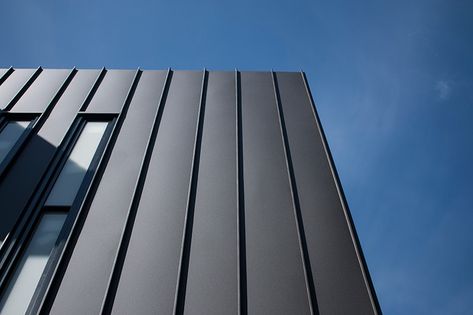 Matt Monument by COLORBOND Steel in our Standing Seam wall cladding panel system features on Melbourne residential project, Chaucer Street. House Exterior Cladding, Sicily House, Vertical Cladding, Zinc Cladding, Black Cladding, Artist Retreat, Townhouse Ideas, Kitchen Window Design, Townhouse Exterior