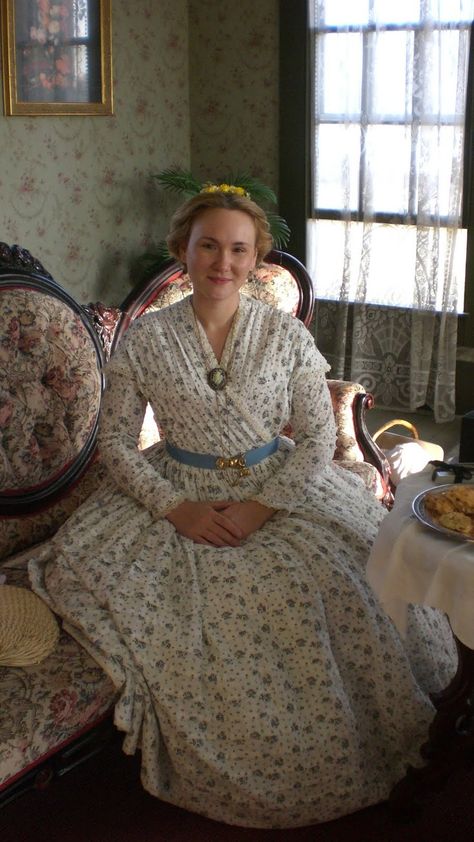 1860s Dresses, 1860 Fashion, Crossover Dress, Victorian Costume, Old Fashion Dresses, Old Dresses, Victorian Clothing, Retro Mode, Living History