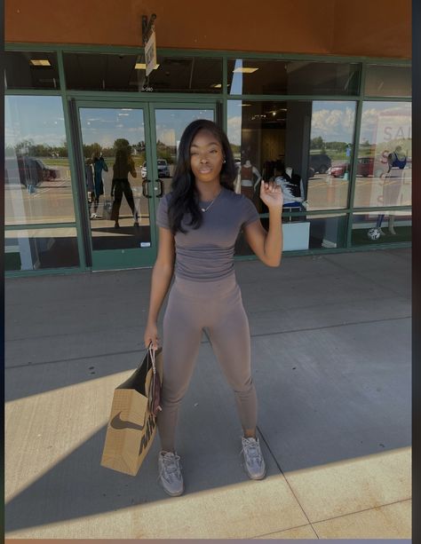 Yeezy 500 Outfit Women Black, Yeezy 500 Outfit Women, Yeezy 500 Outfit, Back To School Fits, Yeezy 500, School Fits, Comfy Fits, Cute Casual Outfits, Two Piece Pant Set