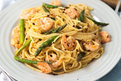 Prawn And Asparagus Recipes, Prawn Asparagus Pasta, Garlic Prawn Pasta, Prawn Spaghetti, Garlic Prawn, Prawn Linguine, Butter Prawn, Prawn Pasta, Raw Prawns