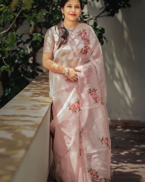 MUKSWETA on Instagram: “Client ❤️ Handpainted and hand embroidered organza silk saree For any queries whatsapp on 7727935573 #brides #bridetobe #bridesmaids…” Kajol Saree, Asian Couture, Floral Sarees, Reception Saree, Peach Saree, Bridesmaid Saree, Floral Saree, Organza Silk Saree, Hand Painted Sarees