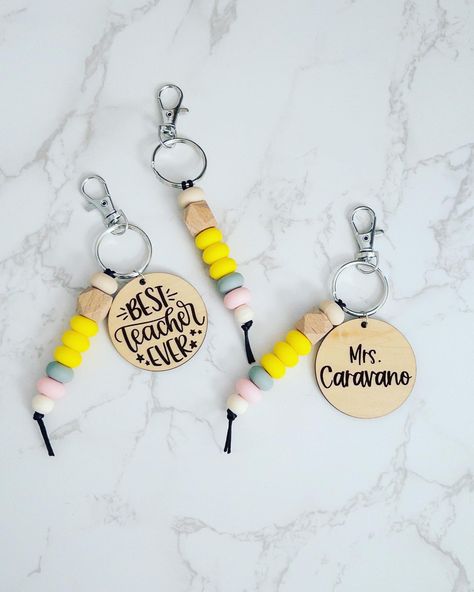 Custom Teacher Christmas Gifts, Keychain For Teachers, Appreciation Gifts Diy, Teacher Appreciation Gifts Diy, Clay Accessories, Teacher Craft, 8 Martie, Teachers Diy, Teachers Gifts