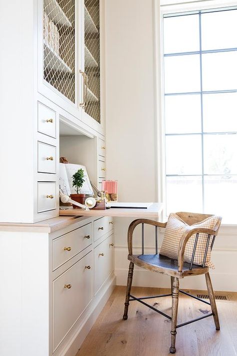 Add a rustic vintage wood chair a white built-in drop down desk for a well-balanced office space. Small Built In Desk, Nook Storage Ideas, Nook Storage, Melanie Turner Interiors, Drop Down Desk, Fold Out Desk, Fold Down Desk, Office Library, Built In Cabinets