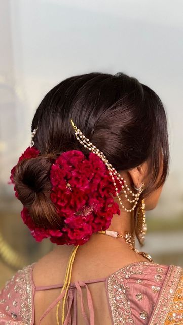 Side Partition Hairstyles Indian, Bridal Hair Half Up, Hair Style On Saree, Traditional Hairstyle, Indian Wedding Hairstyles, Bridal Hair Buns, Long Silky Hair, Hairdo Wedding, Floral Accessories Hair