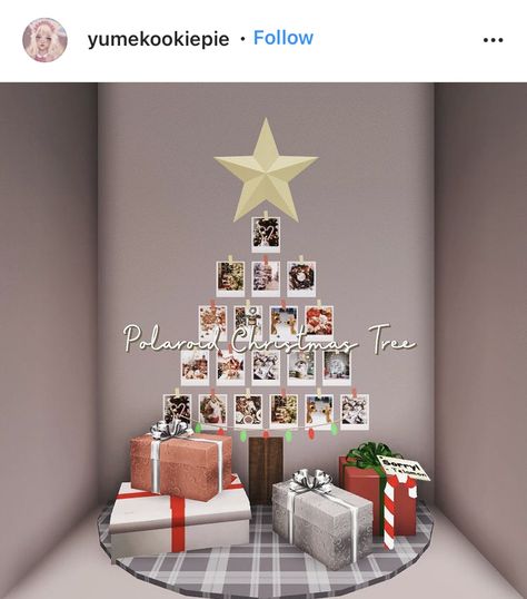 Bloxburg Christmas Interior Ideas, Bloxburg Christmas Build Hacks, Bloxburg Bedroom Ideas Christmas, Bloxburg Christmas Bedroom Ideas, Bloxburg Christmas Hacks, Bloxburg Christmas House Interior, Christmas Bloxburg Houses, Bloxburg Christmas House Layout, Polaroid Christmas Tree