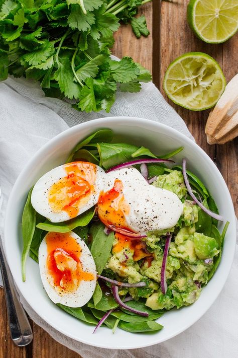 Guacamole and Egg Breakfast Bowl - a delicious, healthy and filling breakfast - ready in 10 mins too! Egg Breakfast Bowl, Eggs And Avocado, Breakfast Bowls Recipe, Stuffed Avocado Healthy, Breakfast Bowl, Think Food, Egg Breakfast, Breakfast Bowls, Bowls Recipe