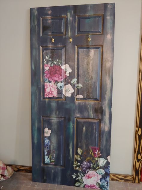 Artistic Doors Painted, Unique Painted Doors Interior, Decorated Interior Doors, Painted Door Flowers, Funky Door Painting, Unique Interior Door Painting Ideas, Murals On Doors, Wallpaper Doors Ideas, Door Painting Ideas Bedroom Flowers