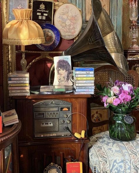 room decor interior aesthetic maximalism cluttercore dark academia Mat Sella, Aesthetic Maximalism, Casa Hobbit, Interior Aesthetic, Humble Abode, Jolie Photo, Record Player, Dream Bedroom, Bedroom Inspo