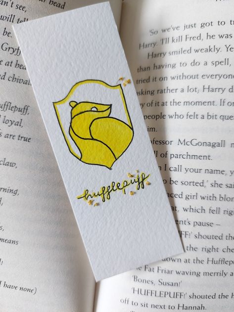 Aesthetic Harry Potter Bookmarks, Hufflepuff Gift Ideas, Bookmarks Handmade Harry Potter, Hogwarts Bookmark, Hufflepuff Bookmark, Separadores Ideas, Bookmarks Harry Potter, Diy Bookmarks Aesthetic, Book Marks Design Ideas