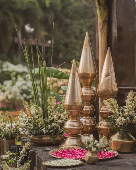 Rustic, Raw and Organic! The idea was to blend things with the surrounding and amp up the natural beauty of the space instead of adding too many overpowering elements! We worked our way around brass and stone that beautifully blended in and also stood out wherever needed ❤️ अनन्तर//Aṇaṃtara Dhruv + Pippa Karjat Design, Decor and Flowers @thepetiteproject_ With @shanijshabu Production @allattractiveevents 📸 @shwetarane.in #weddingsbythelake #organicwedding #lakesidewedding #floraldecor #... Traditional Props, South Indian Wedding Decor, Brass Decor Indian, Positano Theme, Brass Wedding Decor, Maharashtrian Wedding, Backdrop Props, Enchanted Forest Birthday, Pooja Decor