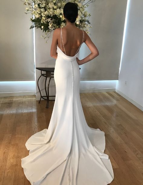 Wedding Bali, Kelly Faetanini, Simple Wedding Gowns, Wedding Dresses Uk, Minimalist Bride, Crepe Wedding Dress, Bridal Gowns Mermaid, White Wedding Dress, V Neck Wedding Dress