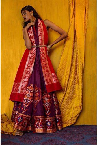 pretty purple benarsfi lehengas with vermillion red benarsfi dupatta draped behind the neck with a waist belt from ekaya bananas Banarsi Dupatta Draping Styles, Dupatta Drapes For Lehenga, Dupatta Draping Styles For Sangeet, Ways To Drape Dupatta On Lehenga, How To Drape Banarasi Dupatta On Lehenga, Bridal Dupatta Draping Styles, Dupatta Styling, Dupatta Draping Styles, Dupatta Draping