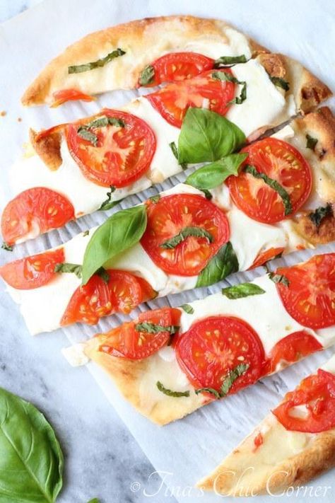 Low Calorie Flatbread, Naan Recipes, Meals Under 200 Calories, Naan Pizza Recipes, 200 Calorie Meals, Healthy Pizza Recipes, Four A Pizza, Naan Pizza, Flatbread Recipe