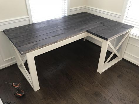 Diy Corner Desk, Pallet Building, Building Things, Farmhouse Desk, Kids Bedrooms, Bedroom Decorating, Furniture Projects, Rustic Farmhouse, Kids Bedroom