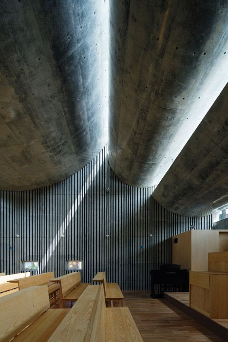 Six curving concrete slabs top a Japanese church by Takeshi Hosaka Takeshi Hosaka, Barrel Vault Ceiling, Modern Church, Church Pictures, Sacred Architecture, Religious Architecture, Brutalist Architecture, Church Architecture, Christ Church