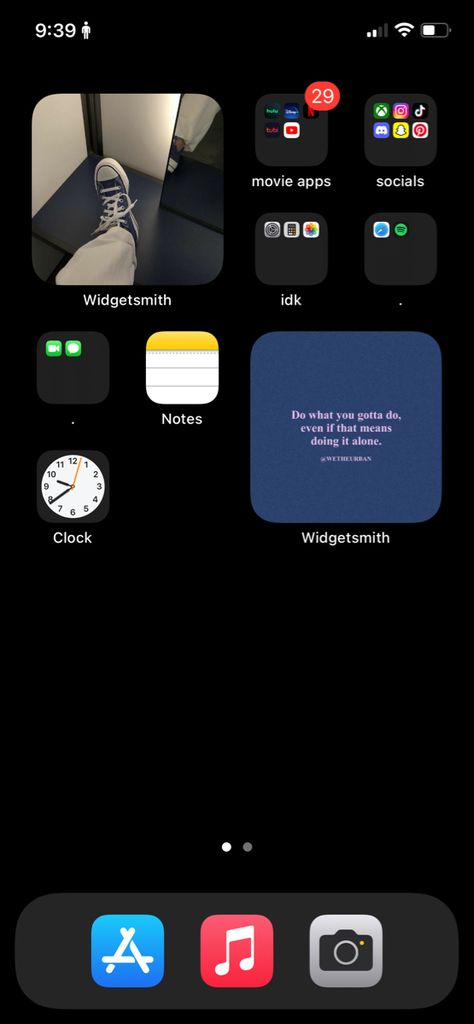 Dark Mode Iphone Layout, Iphone Layouts Simple, Ios 16 Home Screen Layout, Homescreen Layout Simple, Phone Layout Ideas Simple, Iphone Organization Screens Ideas, Minimalistic Homescreen, Mp3 Aesthetic, Iphone Layout Homescreen Ideas Simple