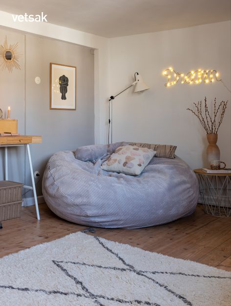 The magic of vetsak is that it hugs your body and gives a unique feeling of floating on a cloud. Bean Bag Living Room, Comfy House, Cosy Reading Corner, Cozy Reading Corners, Comfy Bedroom, Cosy Room, Cosy Corner, Living Room Scandinavian, Redecorate Bedroom