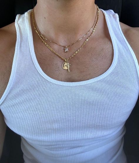 Men’s Layered Necklaces, Gold Layered Chains, Mens Jewelry Necklace Gold, Necklace Layering Men, Gold Jewelry Men Aesthetic, Mens Jewelry Aesthetic Gold, Men’s Jewelry Aesthetic, Men’s Necklace Aesthetic, Gold Men’s Jewellery