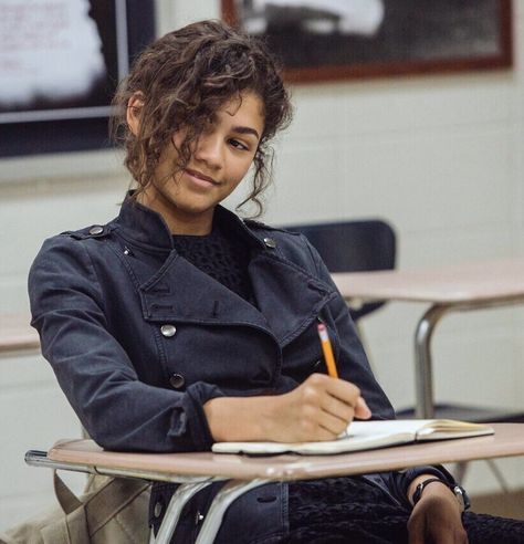 Casting Zendaya in Spider Man was an extremely smart choice Fotos Hd 4k, Zendaya Spiderman Homecoming, Zendaya Hair, Man Cafe, Shearling Jacket Women, Distressed Leather Jacket, Zendaya Maree Stoermer Coleman, Cafe Racer Jacket, Zendaya Style