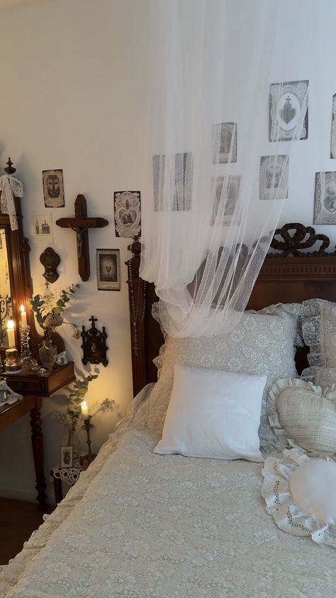 Future Home Ideas Aesthetic, White Christmas Decor Bedroom, Romantic Studio Apartment, Dark Sultry Bedroom, White Vintage Room, Asymmetrical Bedroom, White Gothic Bedroom, Room Inspiration Bedroom Vintage, Rustic Room Ideas