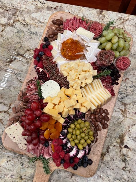 Pepper Jelly Charcuterie Board, Bakery Foods, Charcuterie Inspiration, Pepper Jelly, Grazing Tables, Hors D'oeuvres, Charcuterie Boards, Brie, Charcuterie Board