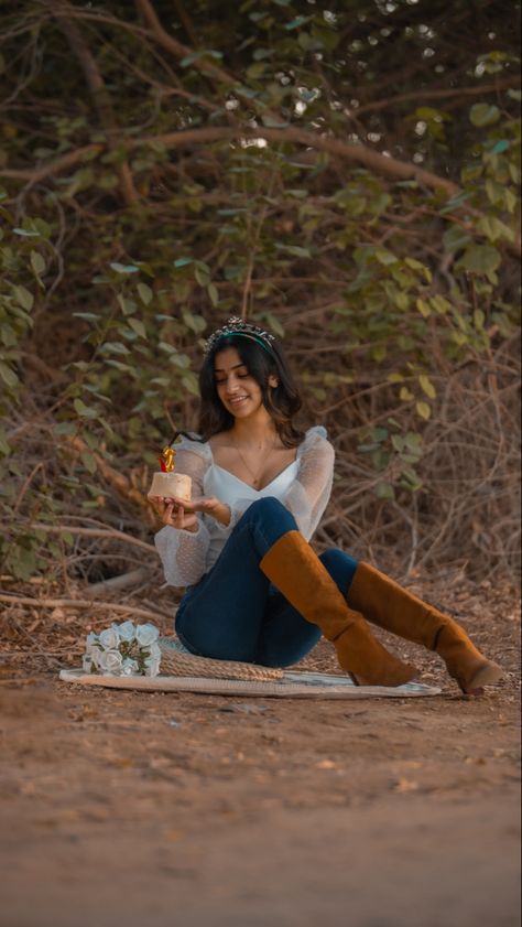 Autumn Birthday Photoshoot, November Birthday Photoshoot Ideas, Fall Birthday Photoshoot, 19th Photoshoot, Woods Autumn, Autumn Birthday, Fall Pics, Birthday Pics, Nature Photoshoot