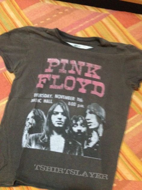 Pink Floyd T-Shirt Pink Floyd Tshirt Outfits, Pink Floyd Tshirts, Pink Floyd Shirt, Pink Floyd T Shirt, Battle Jacket, Vintage Band, Tshirt Outfits, Pink Floyd, Band Tees