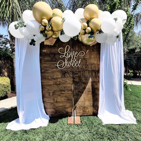 Rustic Bridal Shower Backdrop, Bridal Shower Backdrop, Barn Wedding Decorations, Shower Backdrop, Engagement Party Decorations, Rustic Bridal, Bridal Shower Rustic, Barnwood, Balloon Decorations