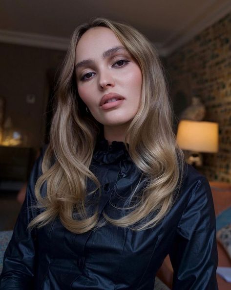 Lily-Rose Depp's "Rich Beige Blonde" Hair Is Fall Perfection Lilyrosedepp Makeup, Lily Rose Depp Hair, Lush Hair, Lily Rose Depp Style, Beige Blonde Hair, Hair Change, Beige Hair, Hair Repair Mask, Rose Depp