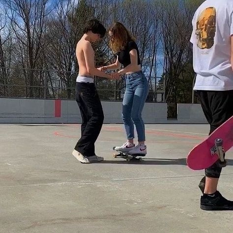 take notes 👀 #Regram via @CIvy8kTgzFc Bf Teaching Gf To Skate, Skater Relationship Goals, Skater Bf Aesthetic, Cute Skater Couples, Skate Couple Aesthetic, Skater Boyfriend Aesthetic, Skater Couple Aesthetic, Skate Couple, Skater Bf