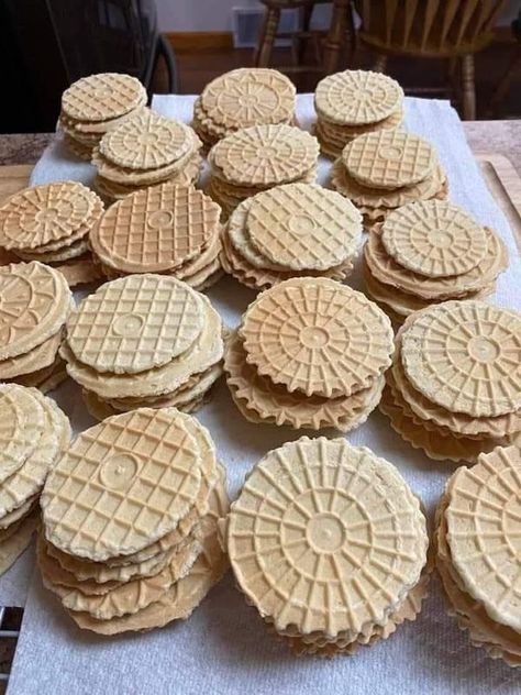 Nonna Pia - PLEASE S.A.Y S0METHlNG , lT HELPS YOU TO... Christmas Pizzelle Cookies, Pizelle Cookies Recipes Christmas, Nonna Pia, Pizzelle Recipe, Pizzelle Cookies, Italian Christmas Cookies, Cookies Easy, Cream Cheese Cookies, Italian Christmas