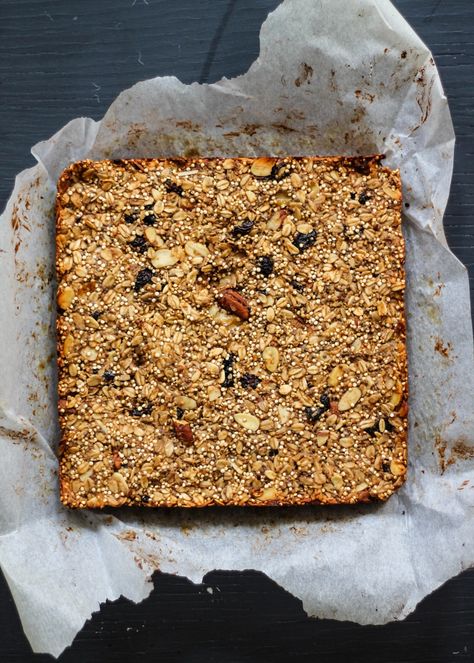 These banana granola bars dried fruit, quinoa, oats and chia seeds. They're a great on the go breakfast or fuel up snack! Gluten free too. #granolabars #chiaseeds #glutenfree #snackidea #healthysnack #vegansnack Rheumatoid Diet, Banana Granola Bars, Chia Granola, Quinoa Oats, Healthiest Breakfast, Gluten Free Oatmeal Cookies, Banana Granola, Nut Bars, Ambitious Kitchen