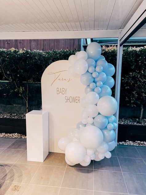 Denim And White Baby Shower Theme, Blue And White Balloon Backdrop, White And Blue Baby Shower Ideas, Baby Blue Baby Shower Ideas Boys, Light Blue Baby Shower Ideas, Simple Baby Shower Backdrop, Blue And White Baby Shower Ideas, Cake Backdrop, Cloud Baby Shower Theme