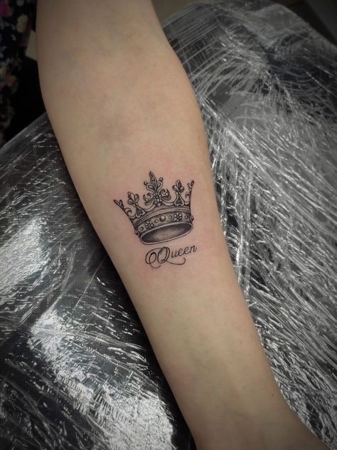 Memorial Tattoo Ideas, Crown Tattoos For Women, Belly Tattoos, Crown Tattoo Design, Chic Tattoo, C Tattoo, Queen Tattoo, Drawing Tutorials For Beginners, Getting A Tattoo