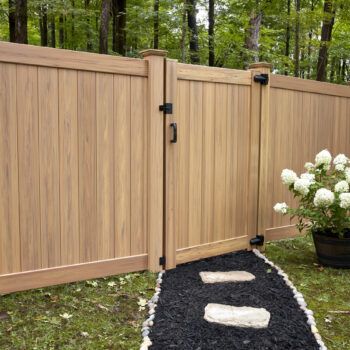 Side Yard Fence, Wood Grain Vinyl Fence, Fence Arbor, Modern Backyard Ideas, Vinyl Fence Ideas, Stockade Fence, Entryway Garden, Home Fence, Vinyl Gates