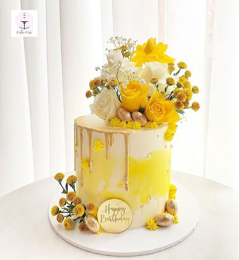 Yellow Gold Cake Design, Cake Yellow Decoration, Birthday Cake Yellow Theme, Yellow And Gold Cake, Yellow Colour Cake, Birthday Cakes For Women Simple, Yellow Cake Design Simple, Yellow Theme Cake, Yellow Cake Designs Birthday