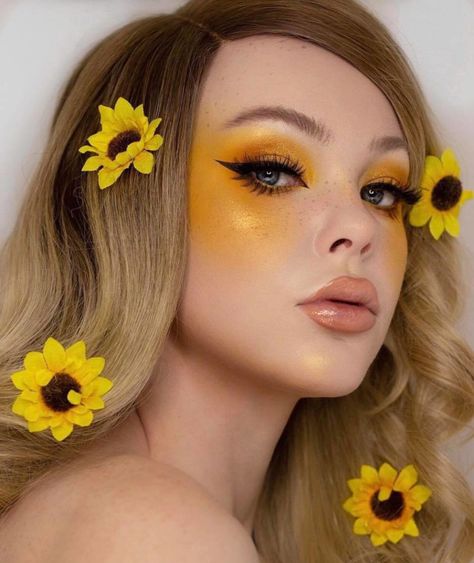 Invite Sunshine Into Your Look With The Yellow Eye Makeup Trend Yellow Eyeshadow Palette, Yellow Eye Makeup, Drag Make-up, Yellow Makeup, Yellow Eyeshadow, Flower Makeup, Fairy Makeup, Colourpop Cosmetics, Bold Makeup