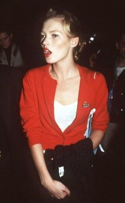 Kate Moss Kate Moss 90s, Moss Fashion, Fashion Me Now, Kate Moss Style, Queen Kate, 90s Trends, 90s Supermodels, Claudia Schiffer, Red Cardigan