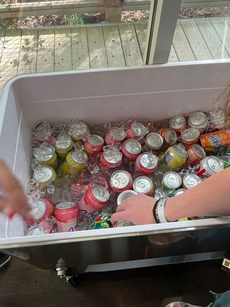 Grad Party Drink Station, Grad Pool Party Ideas, Backyard Grad Party Aesthetic, Grad Pool Party, Aesthetic Grad Party, College Grad Party Ideas, Pool Party Graduation, 2026 Graduation, Grad Party Aesthetic