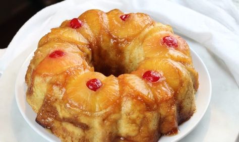 This Pineapple Upside Down Pound Cake is a soft and buttery pineapple upside down cake, pound cake style, infused with a caramelized pineapple flavor! Pineapple Upside Down Pound Cake, Upside Down Pound Cake, Upside Down Pineapple Cake, Cake Step By Step, Caramelized Pineapple, Honey Bun Cake, Upside Down Pineapple, One Layer Cakes, Pineapple Dessert Recipes