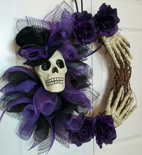 Skeleton Wreath Ideas, Halloween Grapevine Wreath Ideas, Grapevine Halloween Wreath, Halloween Wearth, Skeleton Wreath Halloween, Skeleton Top Hat, Gothic Wreath, Scary Halloween Wreath, Skeleton Top