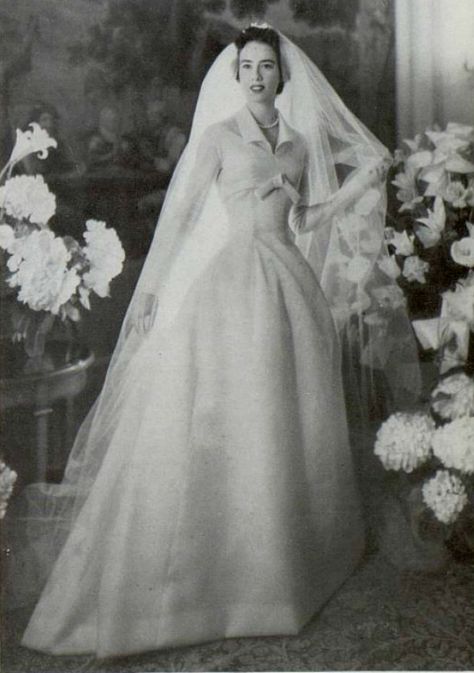 1955 Christian Dior wedding dress Wedding Dresses Vintage 50s, Dior Wedding Dresses, Dior Wedding, Wedding Dresses 50s, Vintage Wedding Photos, Beautiful Beach Wedding, Trendy Wedding Dresses, Antique Wedding, Wedding Gowns Vintage