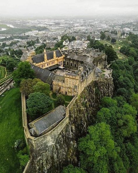 (20) Jerimiah Treefrog on Twitter: "Stirling Castle, located in Stirling, is one of the largest and most important castles in Scotland 🏴󠁧󠁢󠁳󠁣󠁴󠁿, both historically and architecturally. The castle sits atop Castle Hill, an intrusive crag, which forms part of the Stirling Sill geological formation. 📷https://t.co/NpV6n9gpaS https://t.co/ZmBWA8XS6h" / Twitter Stirling Scotland, Stirling Castle, Castles In Scotland, Scotland Castles, Scottish Castles, Voyage Europe, Beautiful Castles, A Castle, Scotland Travel