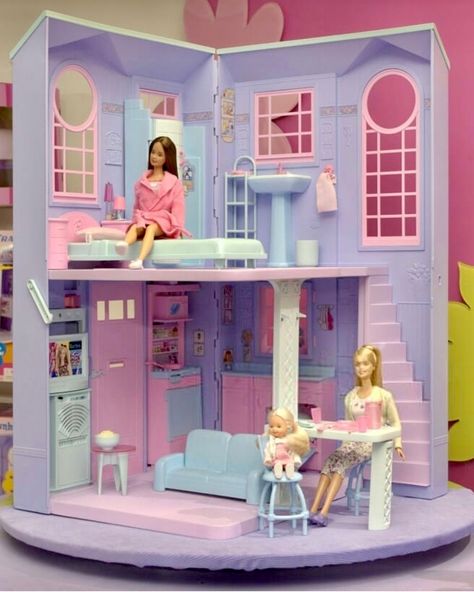 2002 Barbie, House Townhouse, Barbie Organization, Barbie Playsets, Diy Barbie House, Barbie 90s, Barbie Sisters, Barbie Sets, Organizer Ideas