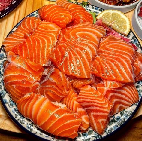 Raw Salmon, Light Appetizers, Sushi Recipes, Cooking Ingredients, Fruit Drinks, Kawaii Food, Japan Food, Hearty Meals, Food Presentation