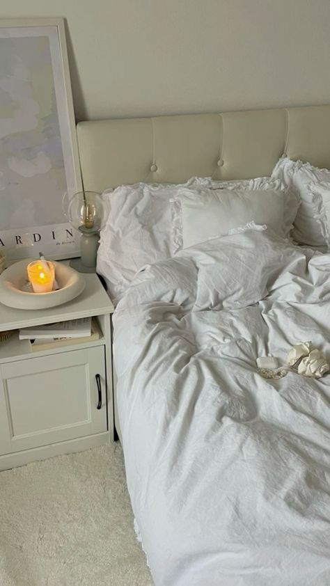 Square Bedroom Ideas, Bed City, Aesthetic Bedding, Vanilla Aesthetic, Bedding White, Aesthetic Soft Girl, Cozy At Home, Bedroom Ideas Aesthetic, Dream Life House