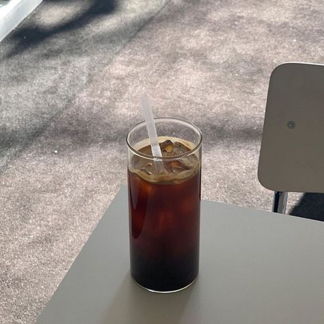 Americano Aesthetic, Brown Drinks, Iced Black Coffee, Iced Americano, Americano Coffee, I Drink Coffee, Coffee Wallpaper, Coffee Obsession, Coffee Pictures