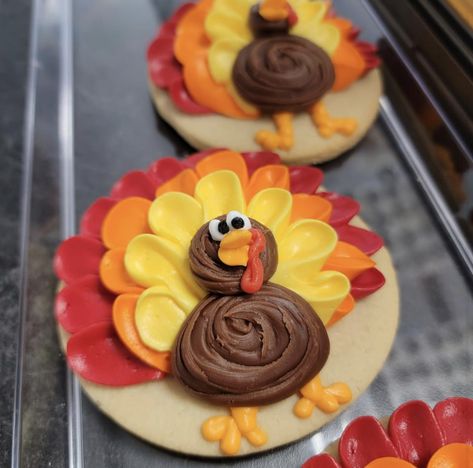 Turkey Buttercream Cookies, Thanksgiving Cakes And Cupcakes, Buttercream Turkey Cookies, Buttercream Thanksgiving Cookies, Thanksgiving Cookie Decorating Ideas, Thanksgiving Sugar Cookies Decorated Buttercream, Thanksgiving Cookies Buttercream, Turkey Cookie Cake, Thanksgiving Buttercream Cookies